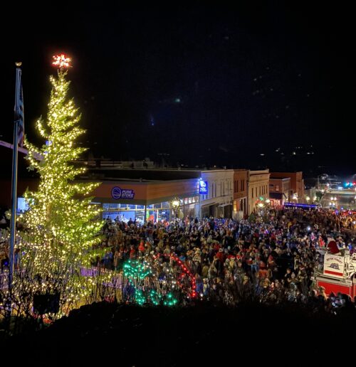 Hood River Holidays tree and crowd
