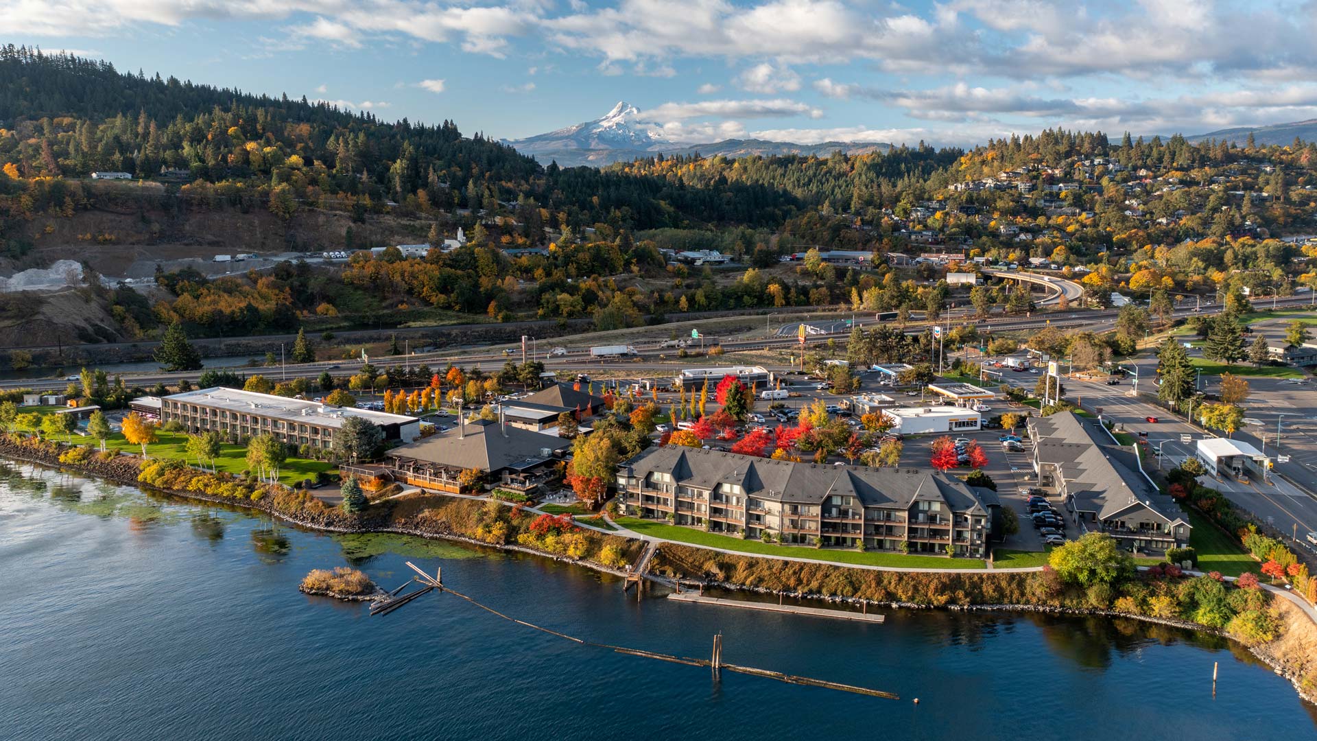 Best Western Hood River with Fall Foliage