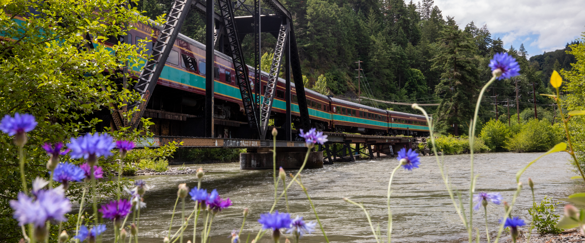 Train crosses the Hood River